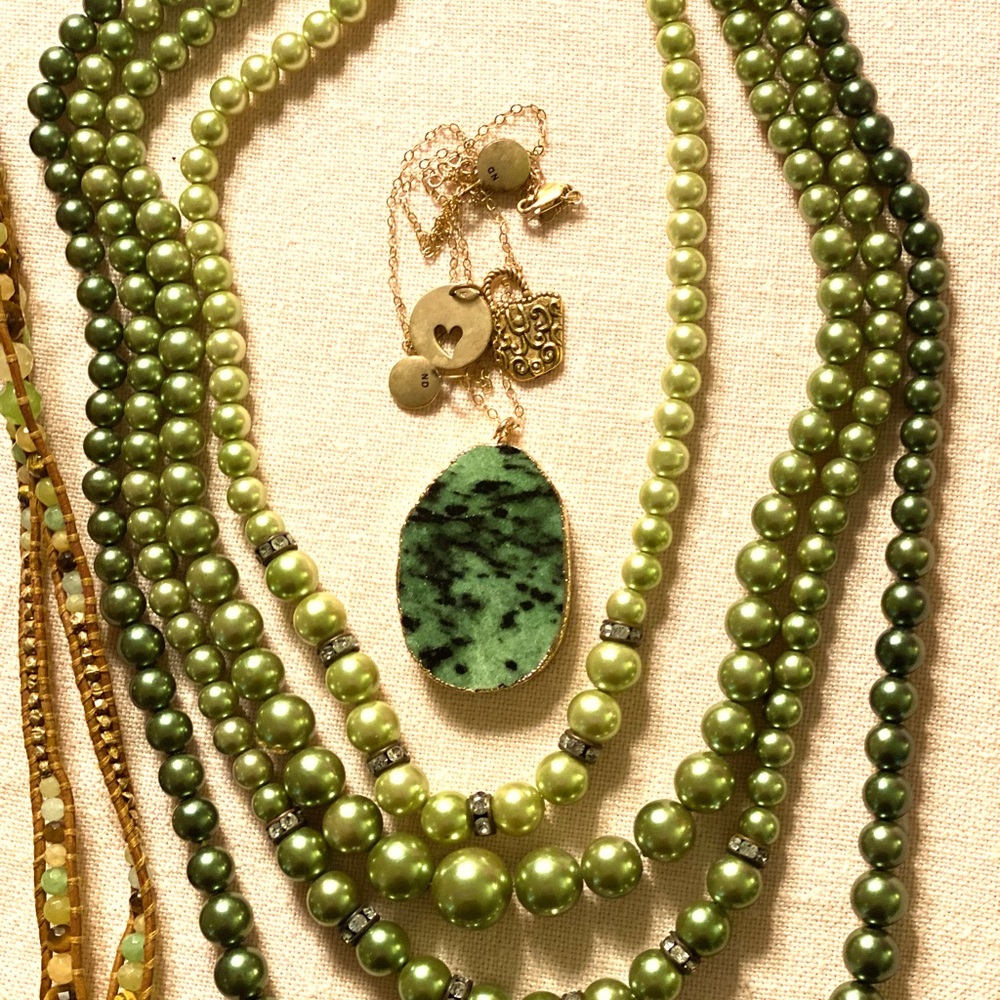 Lot vintage green beads necklace, pale green &  white stretch bracelets